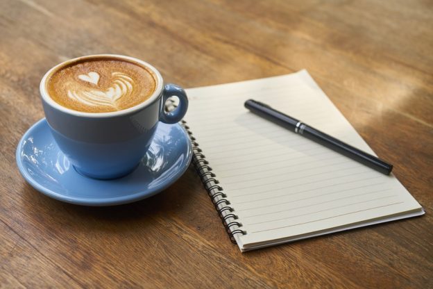 En kop kaffe og en blok